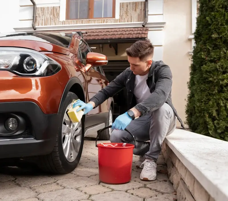 Lavage auto à domicile Ailly-sur-Somme : professionnel intervenant sur un véhicule